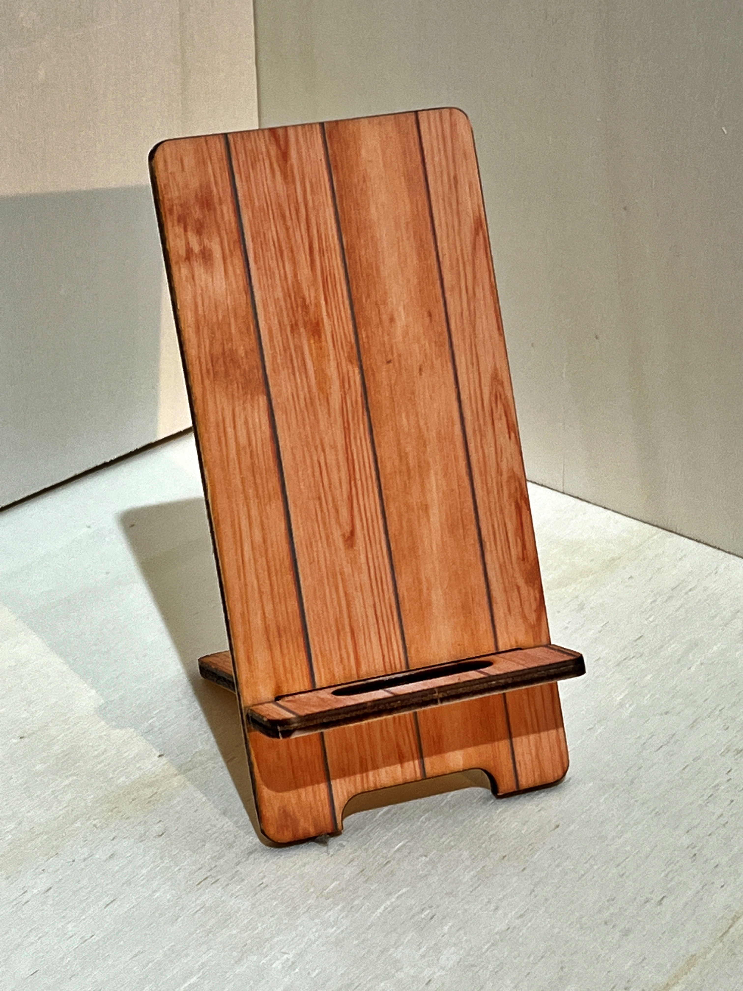 Handy Ständer aus Holz mit eigenem Motiv